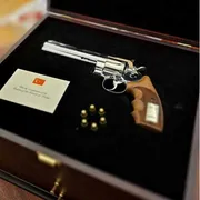 La pistola donata da Erdogan ai leader