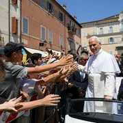 Il Papa in mezzo ai fedeli riuniti a Castel Gandolfo per l'Angelus del 12 luglio / VATICAN MEDIA