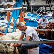 Pescatori al lavoro al porto del Granatello di Portici (Napoli) / ANSA