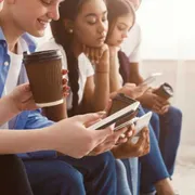 Sotto i 15 anni niente social: cosa dice la nuova legge francese (prima in Europa)