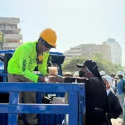 I volontari prestano aiuto tra gli sfollati