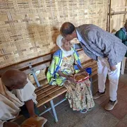 Il filantropo Yemane Teklemariam dà un bacio sulla fronte a un'anziana in un rifugio alla porte di Macallè dove vivono 2mila sopravvissuti alla guerra