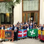 Deputati del centrodestra con bandiere regionali nel cortile della Camera dei deputati