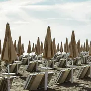 Tornelli e ombrelloni abusivi: cosa c'entra la Bolkestein con le irregolarità in spiaggia