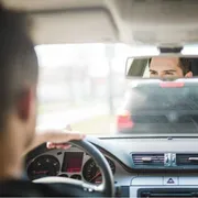 Abbassi la radio per parcheggiare? La nostra mente sa perché
