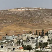 C'è un villaggio palestinese due volte in ostaggio. Dei coloni e dell'esercito israeliano
