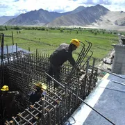 I lavori per la nuova linea ferroviaria nella contea di Qushui, nella zona rurale di Lhasa, in Tibet