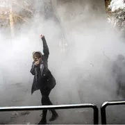 Una studentessa in una protesta all’università di Teheran