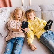 Al via la stretta Ue sui social: cosa è vietato e cosa si può fare tra i 13 e i 18 anni
