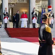 Il Papa in Francia: «Il riarmo, soluzione errata. È l’ora del dialogo e della diplomazia»
