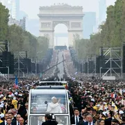 La folla impressionante di francesi sugli Champs-Élysées per la Messa del Papa