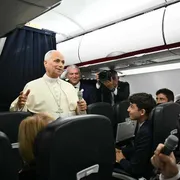 Leone XIV sull'aereo papale: «Non sono un politico, ma la Chiesa
ha il dovere di parlare»