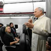 Papa Leone XIV in dialogo con i giornalisti sul volo di ritorno dalla Francia verso Roma / VATICAN MEDIA