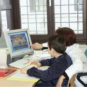Uno studente disabile aiutato a stare in classe