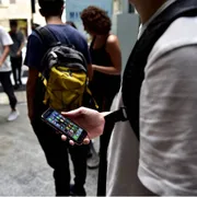 Uno studente col suo smartphone