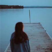 Una ragazza sola sul lago
