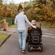 I giovani caregiver si raccontano in cento storie: «Ma chi si prende cura di noi?»