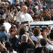 Leone XIV in mezzo ai fedeli riuniti in piazza San Pietro per l'udienza generale di oggi, mercoledì 7 ottobre 2026 / ANSA