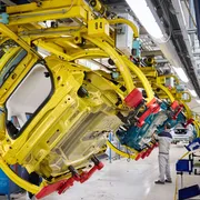 Un’auto su sette arriva dalla Cina: quanto lavoro resta in Europa?