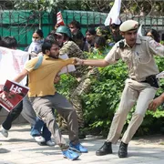Così New Delhi soffoca la protesta degli "scarafaggi": fermati migliaia di giovani