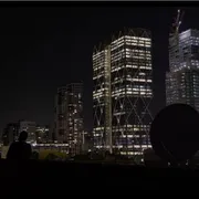 Un'immagine notturna di un tetto di Tel Aviv dove il regista Yuval Abrahams intervista alcuni militari israeliani
