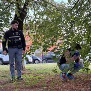 Il pianto del bebè lasciato per strada e il silenzio di troppe solitudini non accolte