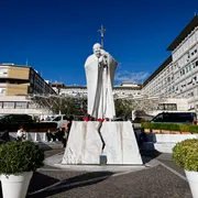 Il mondo intero abbraccia Leone XIV: ecco la rete che prega per lui