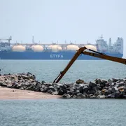 Una petroliera transita attraverso le acque dello Stretto di Malacca