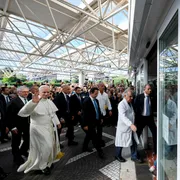 Il Papa al “Gemelli”: l’intervento «concluso positivamente». Leone XIV è già in stanza