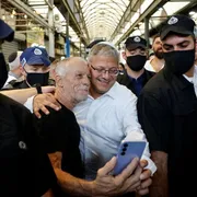 Alte colonne di pietra bianca formano il memoria costruito sulle macerie della stazione di polizia distrutta il 7 ottobre
