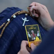 Il Papa torna a lavorare dal “Gemelli”. «Il polmone operato in ripresa»