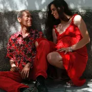 Un uomo e una donna vestiti di rosso si guardano