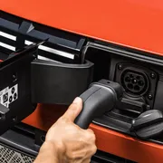Flash Charging contro Multi-Energy, il duello che deciderà il futuro dell'auto