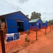 Una fila di baracche azzurre sulla terra rossa al confine tra Sud Sudan e Rdc