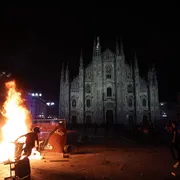 Giovanissimi, vestiti di nero, senza bandiere: chi ha incendiato Piazza Duomo