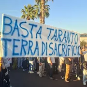 La grande attesa di Taranto, dove la crisi dell'ex Ilva divide operai, famiglie e quartieri