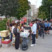 La distribuzione di pasti ai migranti in piazza a Trieste