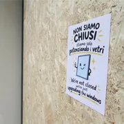 Pannelli di legno sulle vetrine in un negozio di Corso Garibaldi per la paura di nuovi saccheggi e cortei, Milano / ANSA