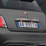 Personalizzare la targa dell'auto: un vezzo che costerà caro