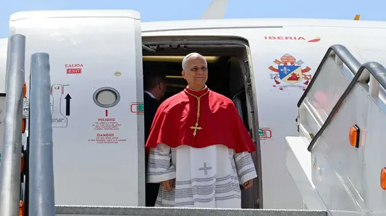 Il volo del Papa decolla con Leone XIV nella cabina del comandante. L'incontro a sorpresa con Bad Bunny