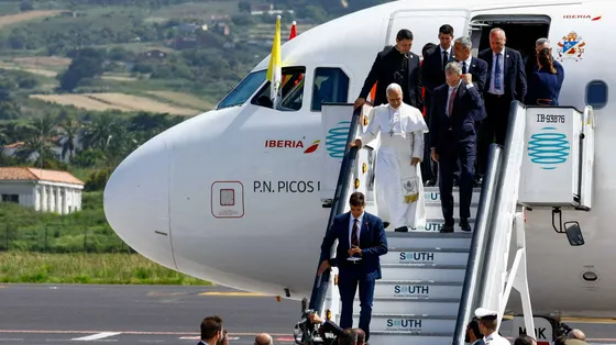 Un'avaria all’aereo papale “ferma” Leone XIV a Tenerife. Il ritorno a Roma con il Falcon del re di Spagna