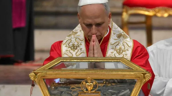 Il Papa a Pavia sui passi di Agostino. «Ripetete: mi interessa una città solidale e di tutti. Onorate la dignità di ogni vita»