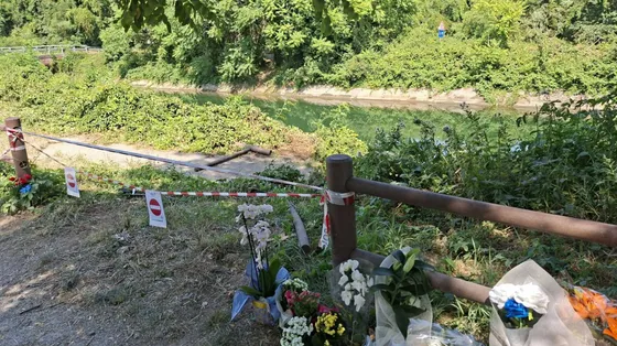 Sulla riva del canale dove sono morti 3 adolescenti, tra fiori e rimpianti