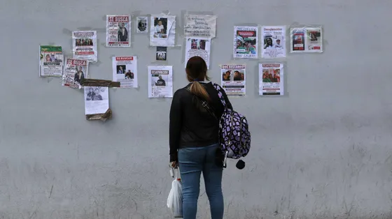 Una donna cerca i suoi familiari dispersi