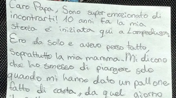 Storia di Leo, arrivato orfano a Lampedusa, che ha scritto una lettera al Papa