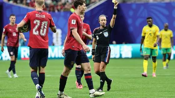Calcio, perché ai Mondiali una donna arbitro resta un tabù