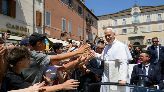 Il Papa in mezzo ai fedeli riuniti a Castel Gandolfo per l'Angelus del 12 luglio / VATICAN MEDIA