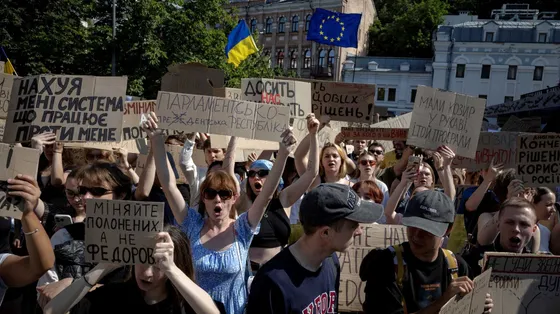 Gente in piazza a Kiev con cartelli scritti in ucraino di protesta per il licenziamento di Fedorov