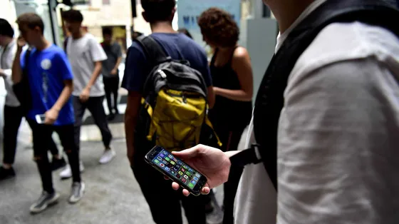 Ragazzi all'uscita da scuola