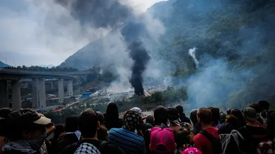 Durante le proteste dei No Tav, il cantiere di Chiomonte in Valle di Susa è stato attaccato su vari fronti da alcune centinaia di antagonisti che hanno lanciato bombe carta e pietre / ANSA